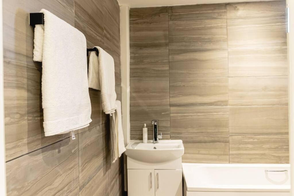 런던 2 Bed With Free Parking 아파트 외부 사진